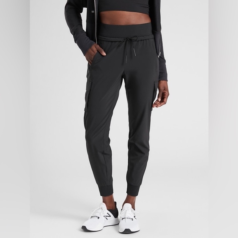 Athleta Sutton Black Jogger Pull on Cargo Pocket Pants size 6